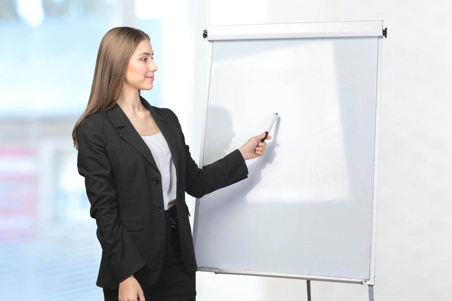 Consulente che analizza documenti pensionistici con grafici e proiezioni