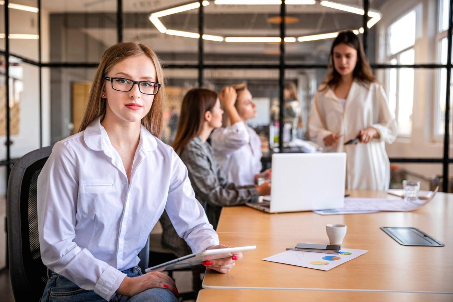 Consulente che analizza documenti pensionistici e calcola proiezioni previdenziali per cliente
