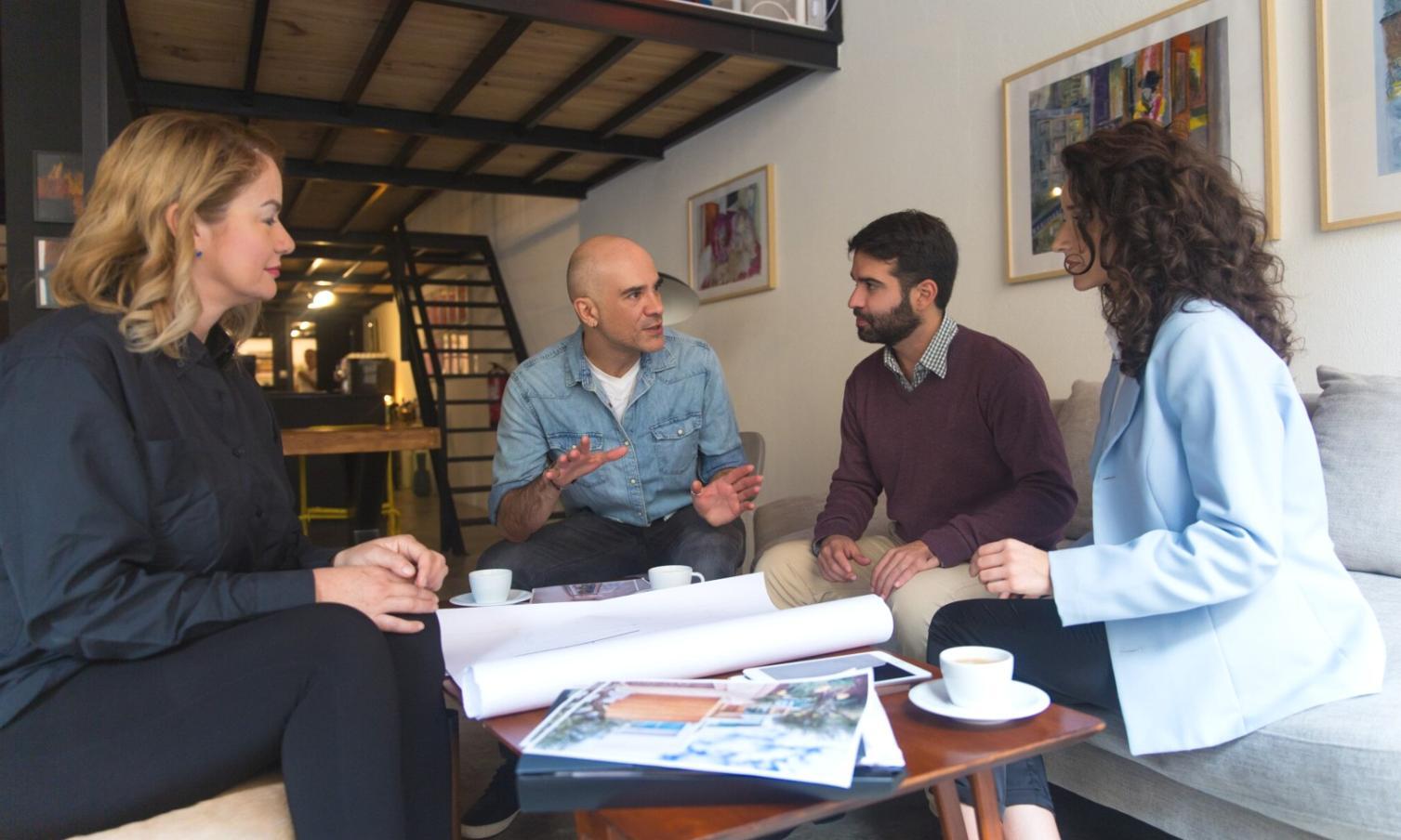 Aula di formazione specialistica con materiali didattici per pianificazione previdenziale