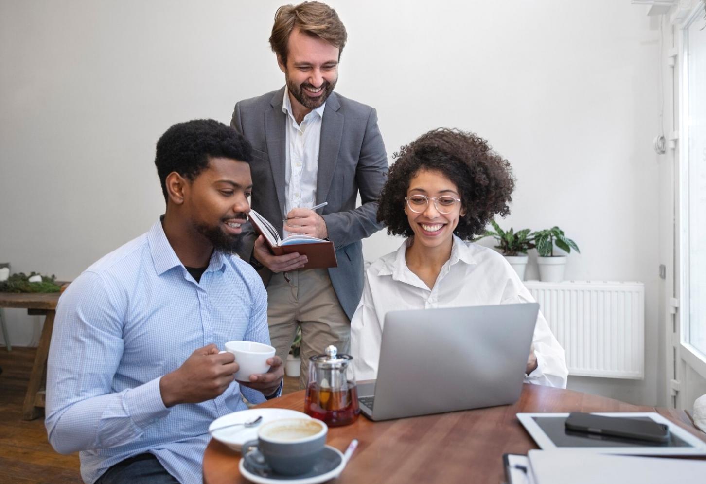 Famiglia che pianifica il futuro guardando documenti finanziari insieme